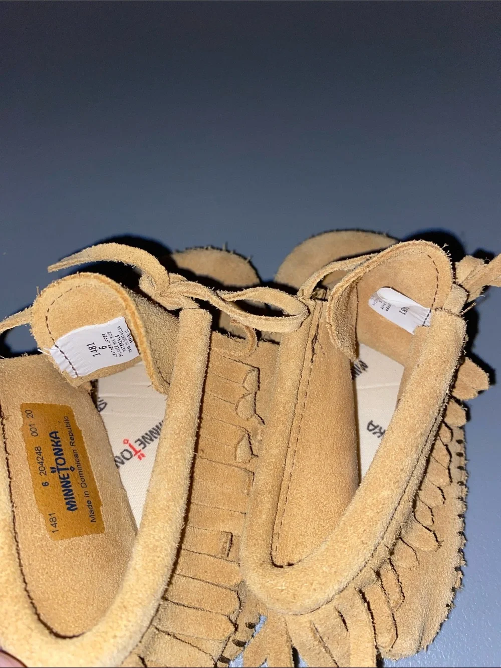 Kids Minnetonka size 6 Tan Suede Moccasin Shoes